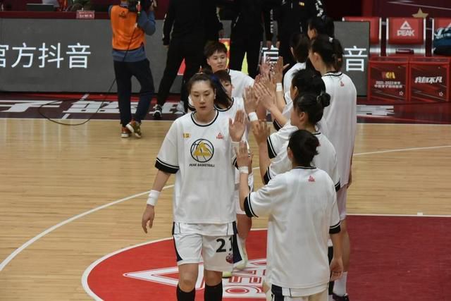 男女打扑克